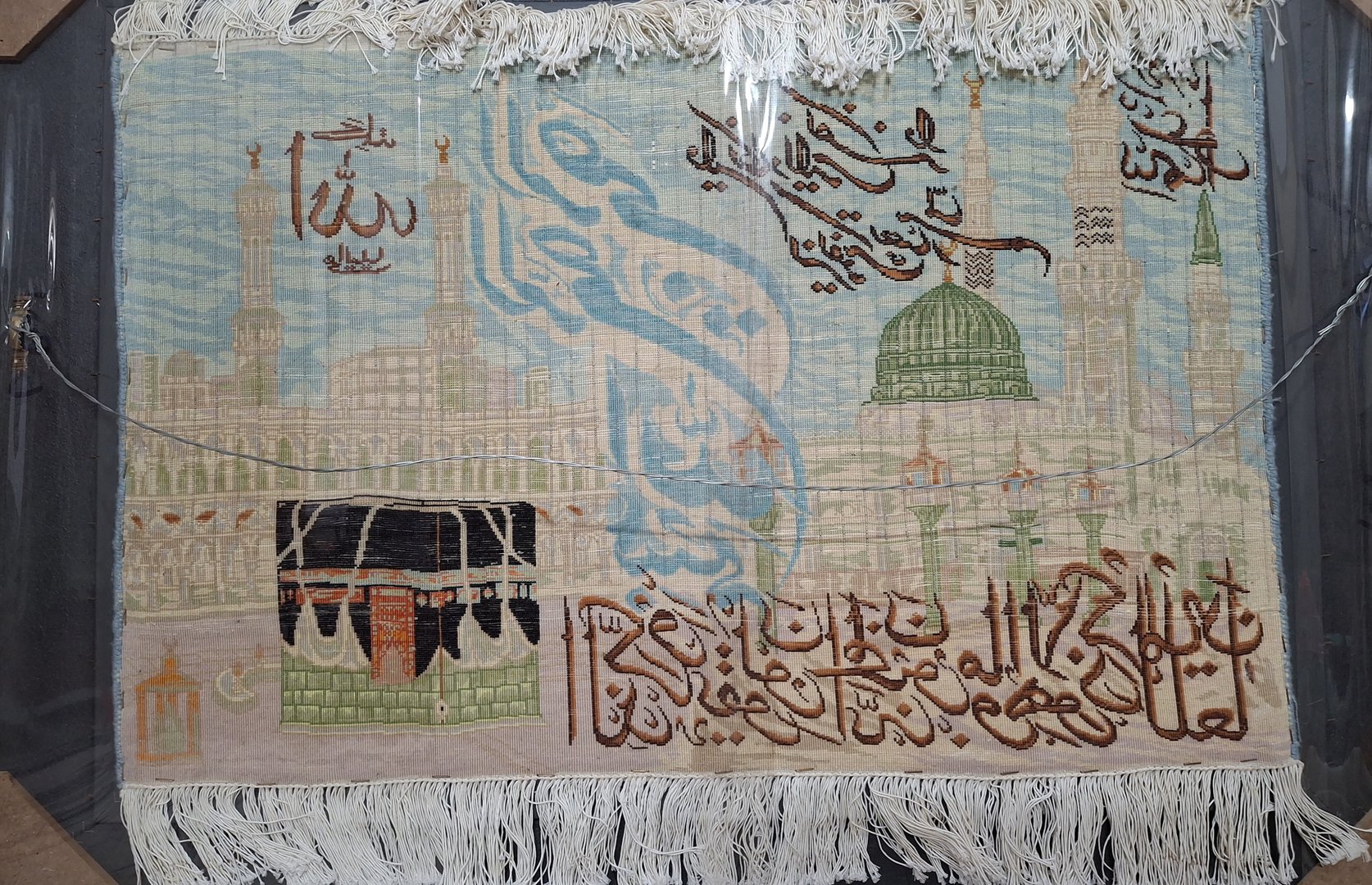 لوحة سجادة إيرانية يدوية الصنع بتصميم مكة والمدينة 🕋عمل فني إيراني أصيل مصنوع يدوياً بدقة وعناية، من الصوف والحرير، مع السدى واللحمة من القطن. — 3