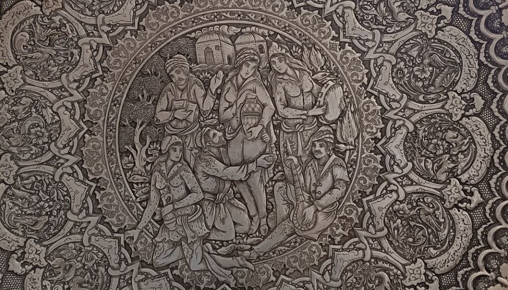صينية وطبق حلوى من النقش