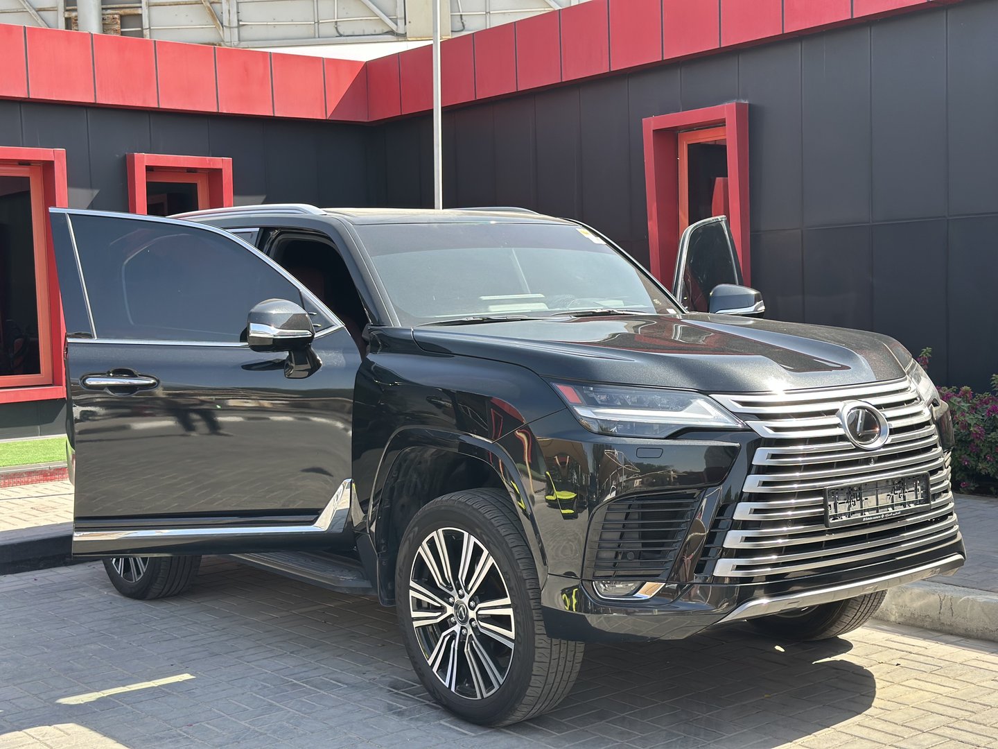 Lexus 2024 LX600 signature 77,000 KM Black