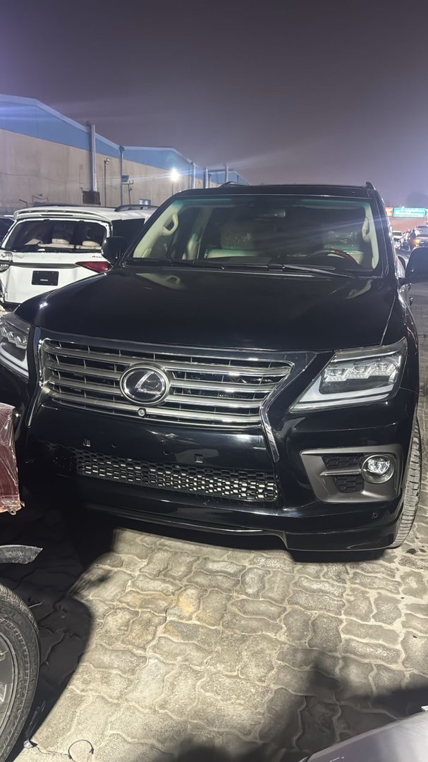 لکسوس lx570مشکی داخل کرم سلامت سفارش امریکا بدون تصادف