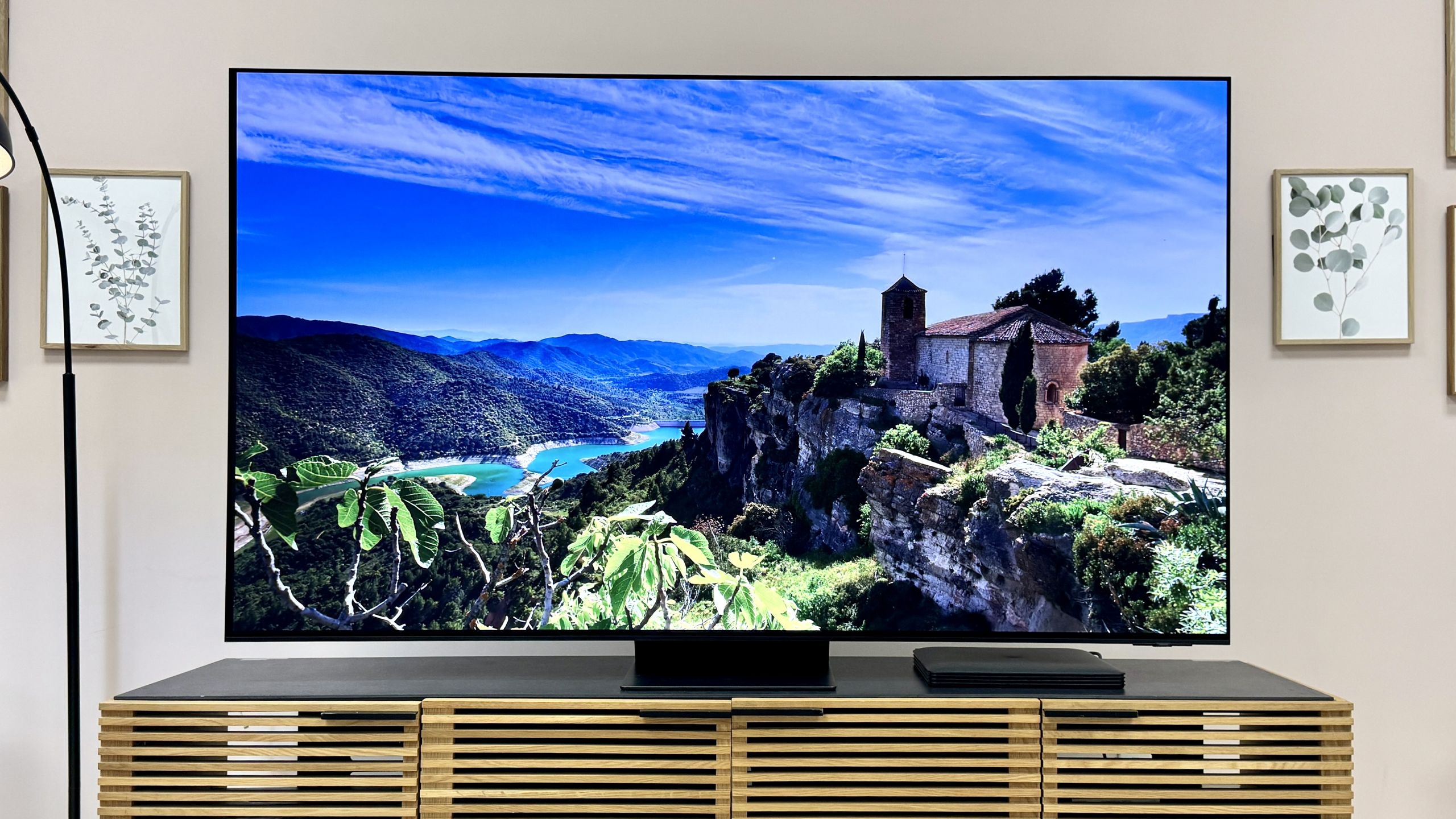 Increased demand and supply constraints cause prices of some televisions in the UAE to rise by 5 to 10 percent
