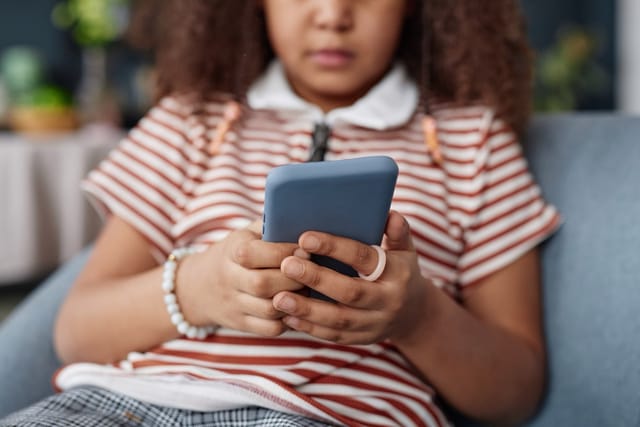 Warning About Children's Use of Food Ordering and Online Shopping Apps in the UAE