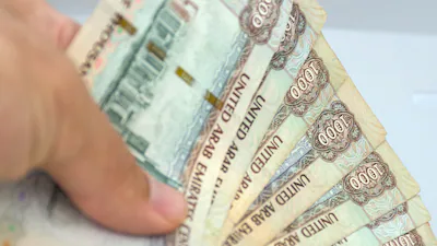 قانون جدید امارات: توقیف اموال و ممنوع الخروجی برای پرداخت حقوق‌ها با تاخیر