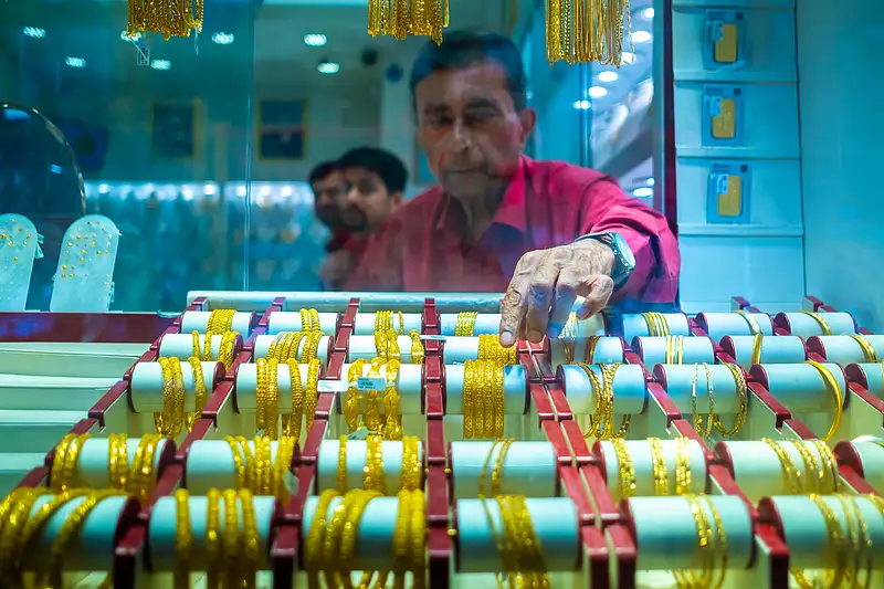 Gold price has dropped by 48 dirhams in the past month