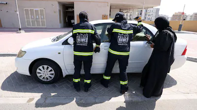فقط در ۳ ماه اول امسال، پلیس دبی ۲۴ کودک را از ماشین های قفل شده نجات داده است