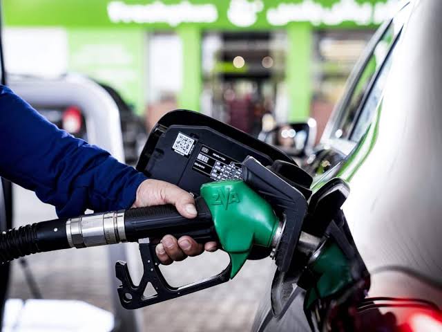 قیمت نفت زیر ۹۰ دلار؛ آیا سوخت در امارات ارزان‌تر می‌شود؟