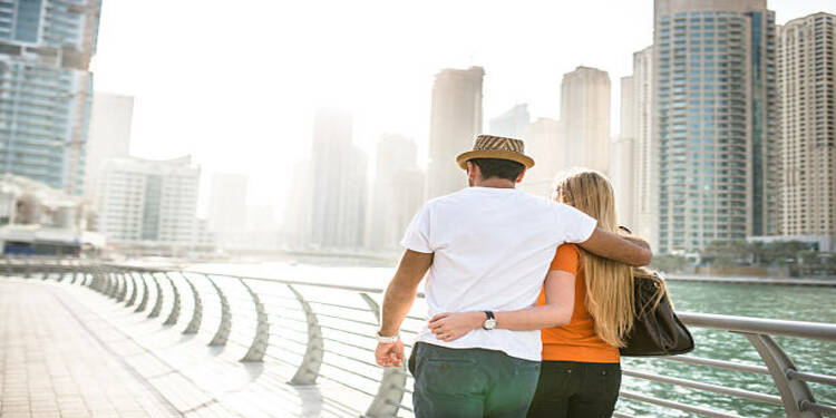 آیا با اسپانسرشیپ همسر می‌توان در امارات مشغول به کار شد؟